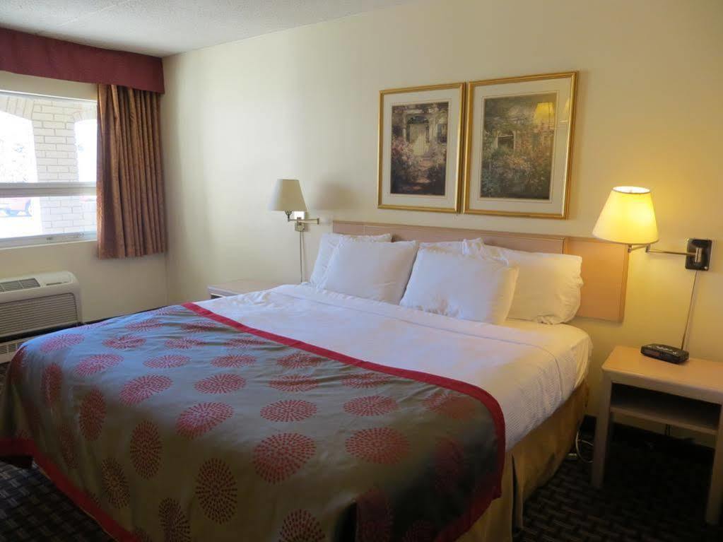 Ramada Limited Calgary YYC Exterior foto